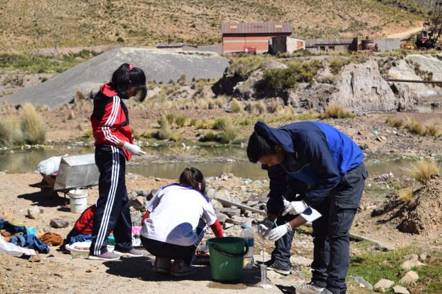 12 Monitores alumnos de colegios