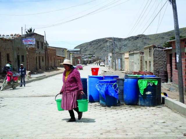 13 señora lleva agua Foto