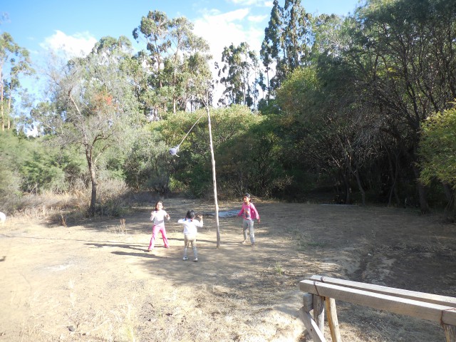 1 Niñas jugando kaqcha