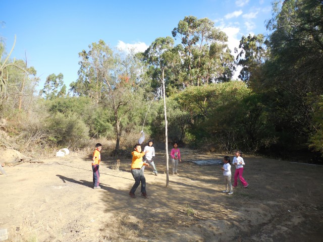 2 niñas niños jugando laqa laqa