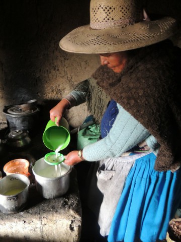 2 queso colando leche