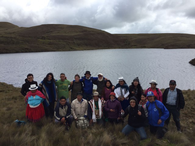 Deleglegados en el lago posan