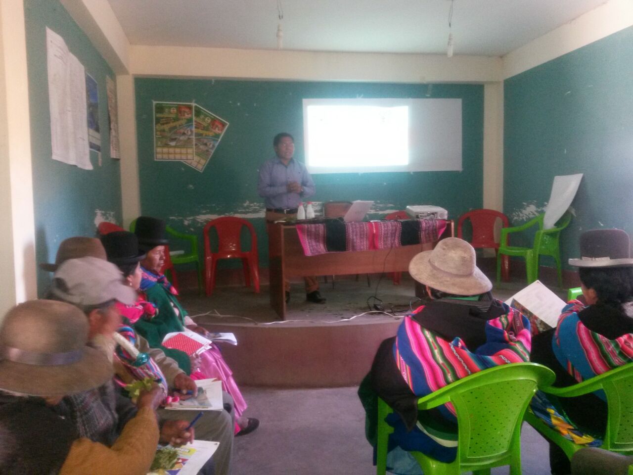 Expone varon a presentes