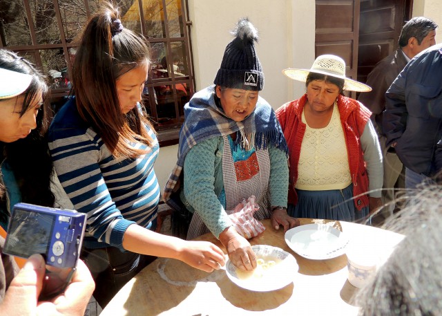 Mujeres Doña Feli enseñando Makunku