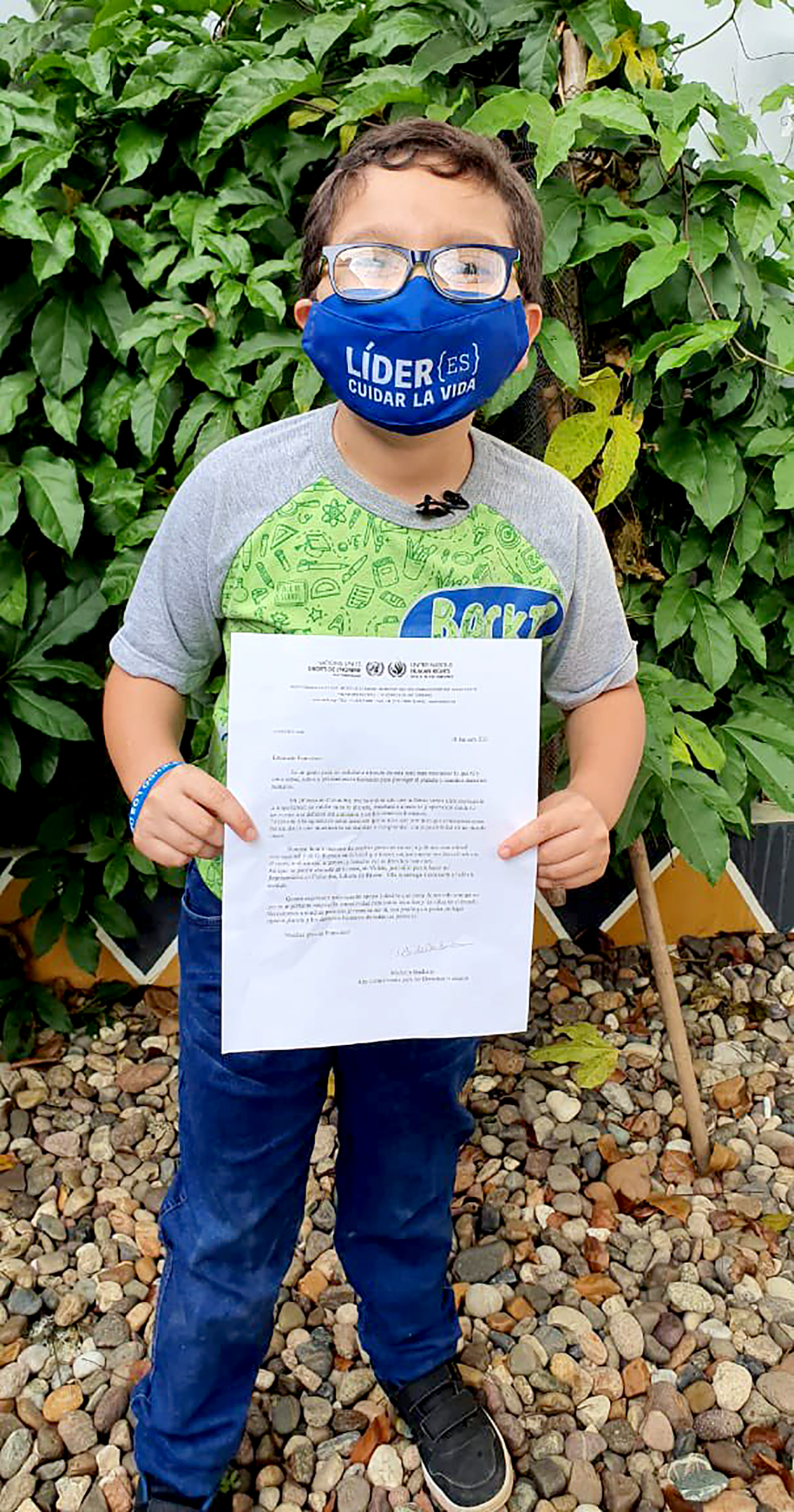 NIÑO CON CARTA alta