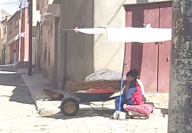niños vendiendo pan