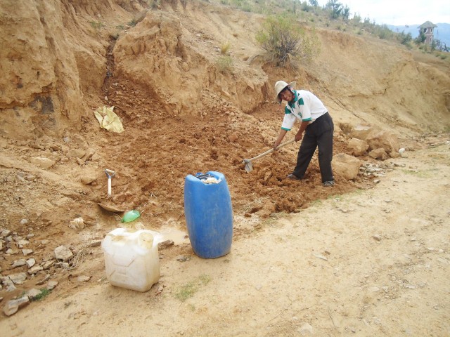 1 SySA mezclando tierra DSC00047