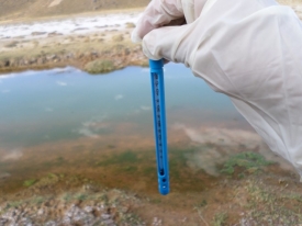 Comunarios de Quellía-Poopó miden la Temperatura del Agua